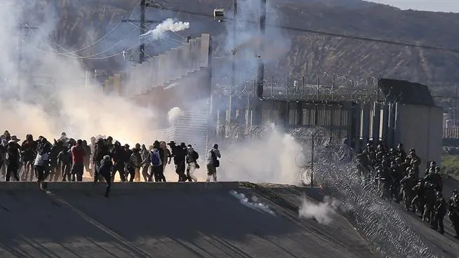 Vista de gases lacrimógenos que la policía fronteriza utilizó contra centenares de migrantes