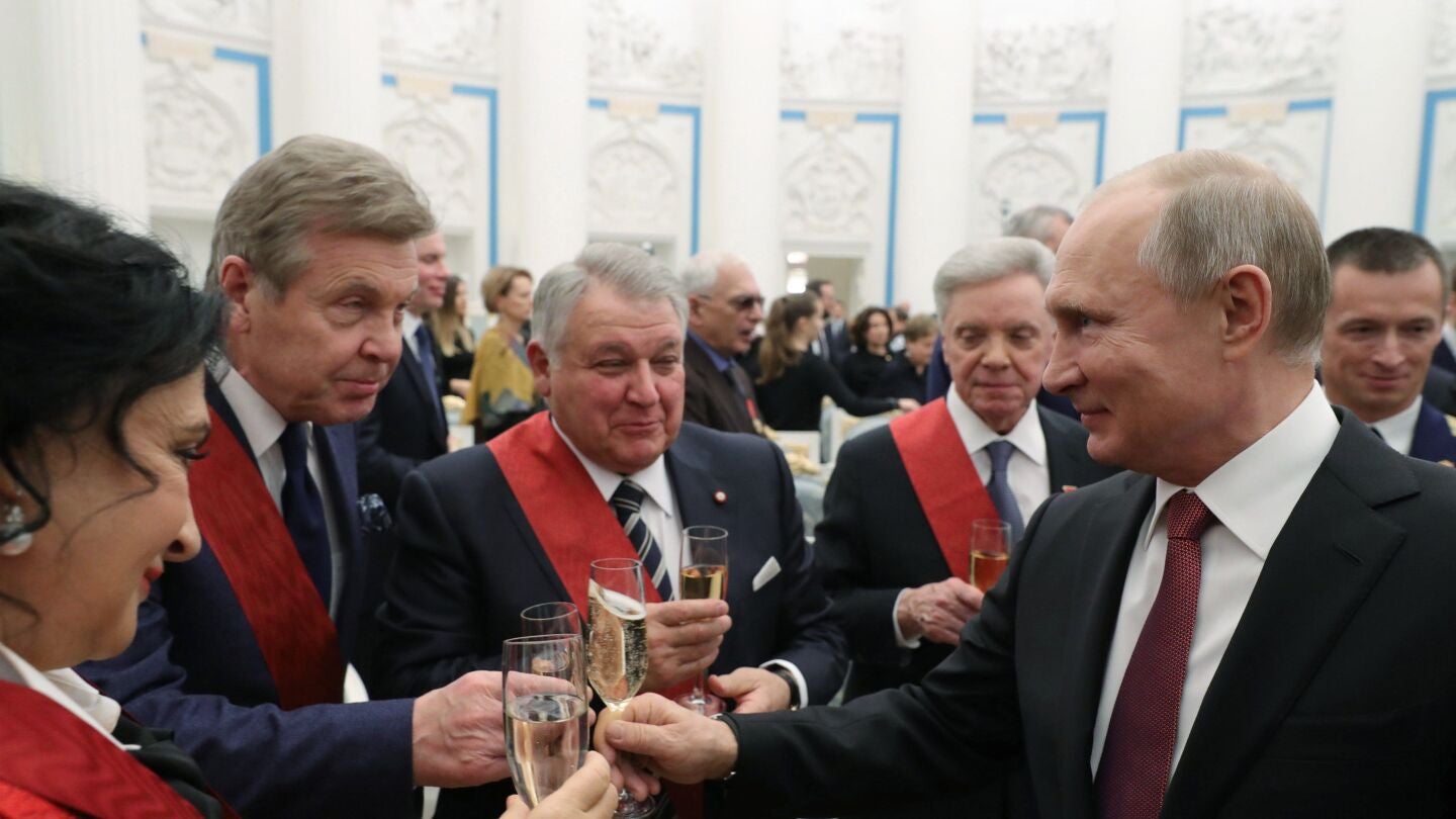 El presidente ruso, Vlad&iacute;mir Putin, brinda con Boris Gromov, presidente de la organizaci&oacute;n p&uacute;blica de veteranos ''Hermandad Militar'