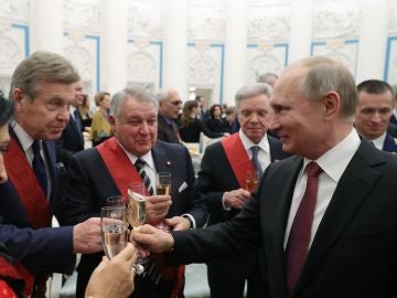 El presidente ruso, Vladímir Putin, brinda con Boris Gromov, presidente de la organización pública de veteranos ''Hermandad Militar' El presidente ruso, Vladímir Putin, brinda con Boris Gromov, presidente de la organización pública de veteranos ''Hermandad Militar'