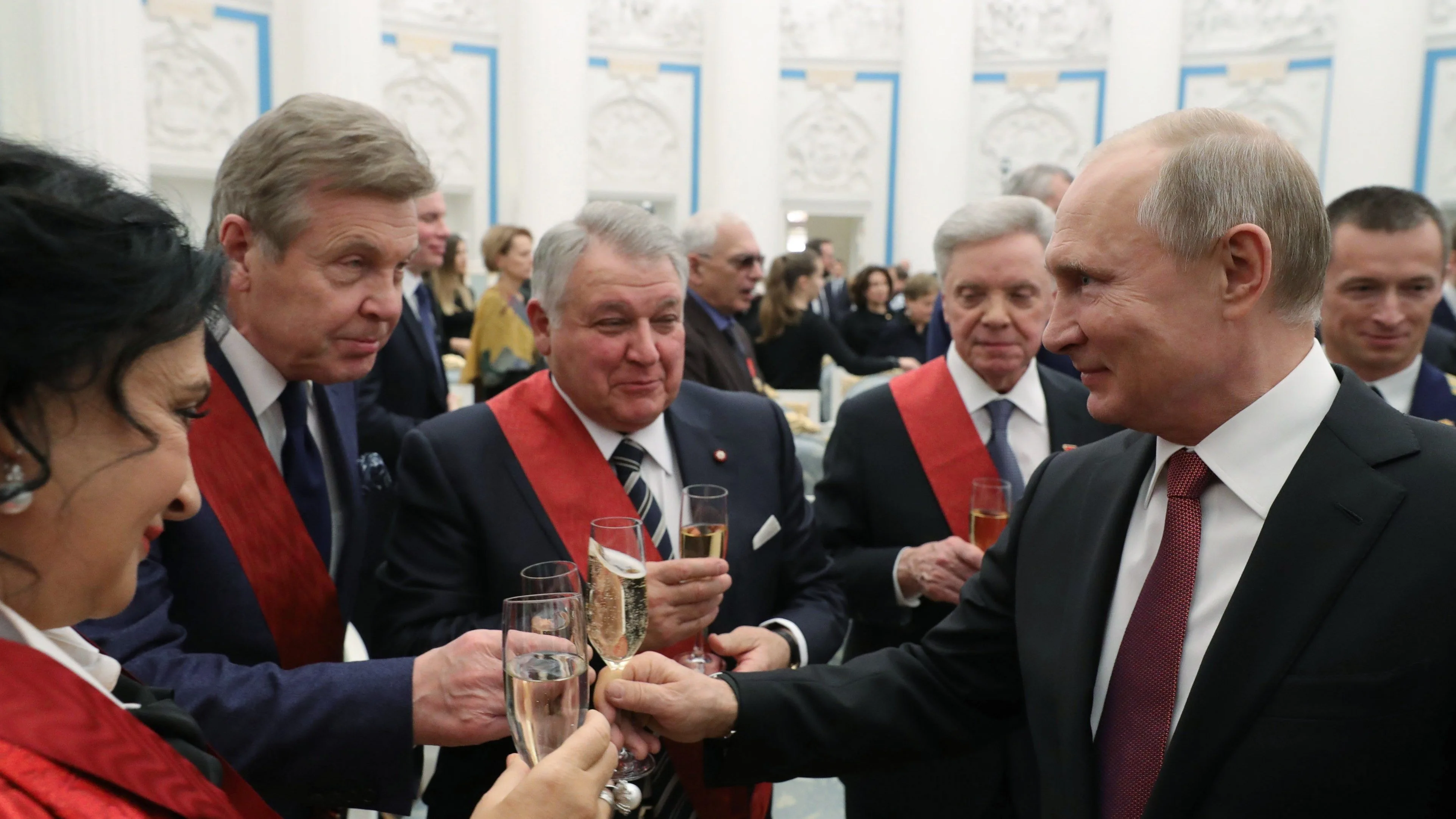 El presidente ruso, Vladímir Putin, brinda con Boris Gromov, presidente de la organización pública de veteranos ''Hermandad Militar'