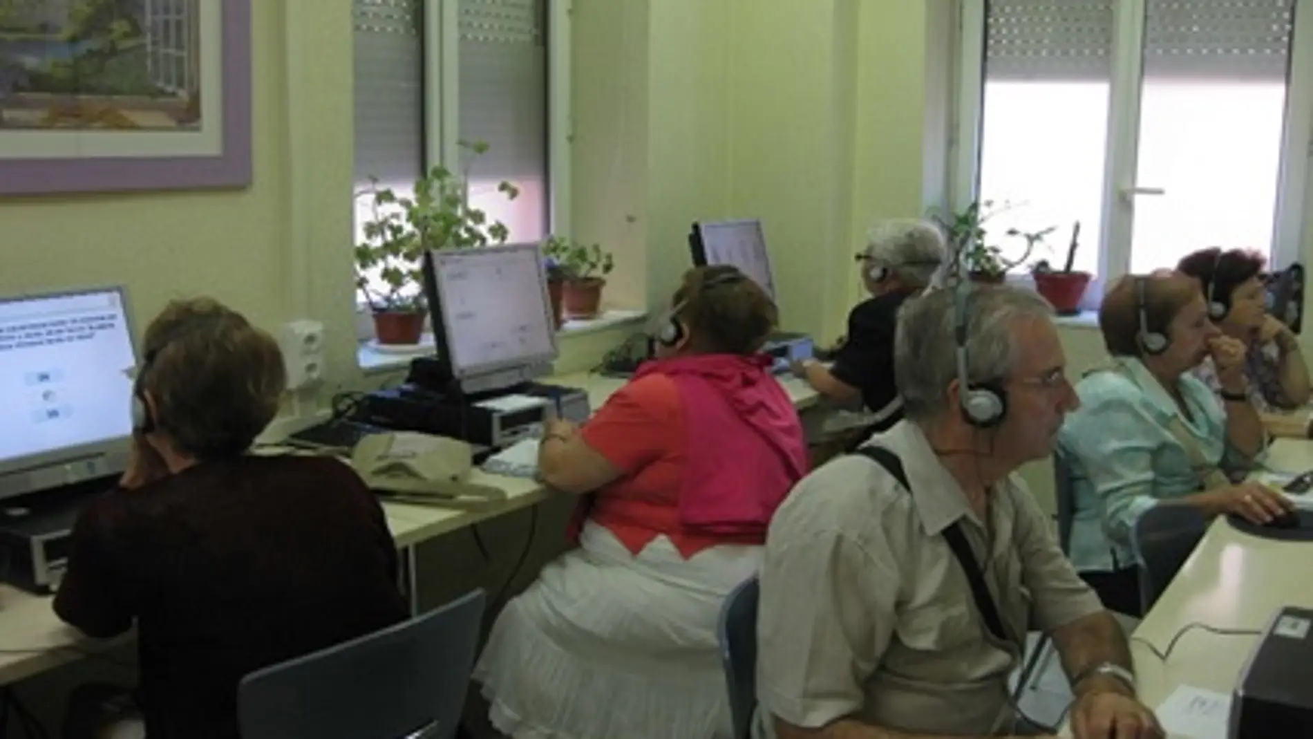mayores en una sala de ordenadores
