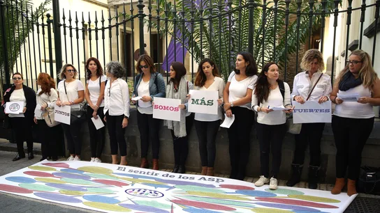 El colectivo de Opositores y Profesores de Canarias-OPCAN reivindica sus derechos en un acto fuera de la sede del Parlamento de Canarias. El colectivo de Opositores y Profesores de Canarias-OPCAN reivindica sus derechos en un acto fuera de la sede del Parlamento de Canarias.