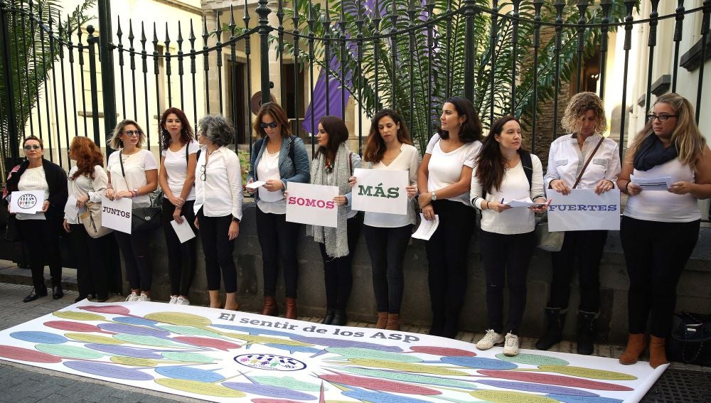 El colectivo de Opositores y Profesores de Canarias-OPCAN reivindica sus derechos en un acto fuera de la sede del Parlamento de Canarias.