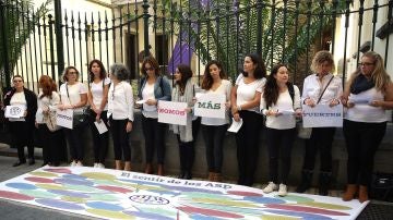 El colectivo de Opositores y Profesores de Canarias-OPCAN reivindica sus derechos en un acto fuera de la sede del Parlamento de Canarias.