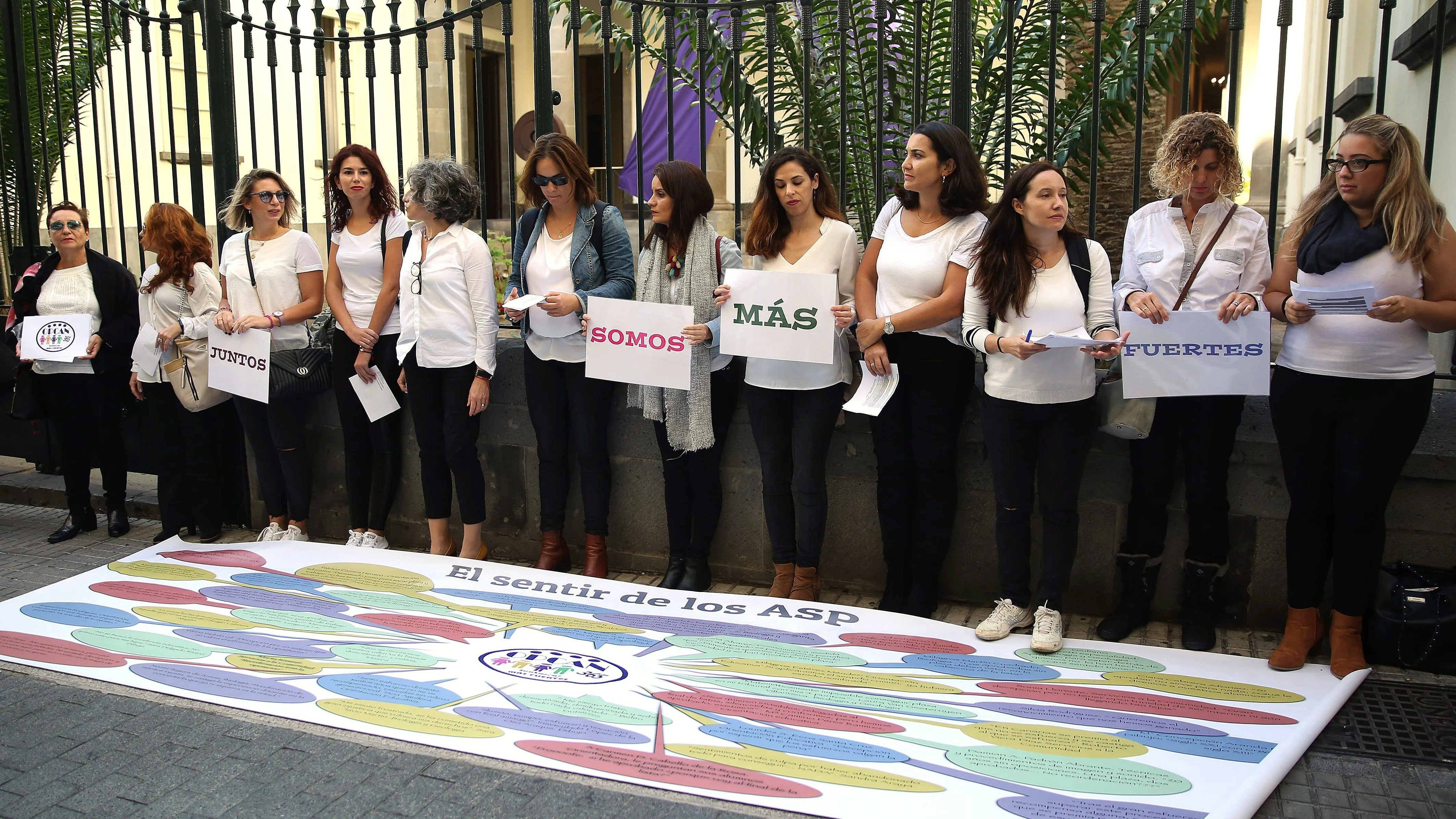 El colectivo de Opositores y Profesores de Canarias-OPCAN reivindica sus derechos en un acto fuera de la sede del Parlamento de Canarias.