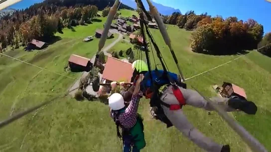 El vídeo del angustioso vuelo de un turista en ala delta al descubrir que no iba atado El vídeo del angustioso vuelo de un turista en ala delta al descubrir que no iba atado