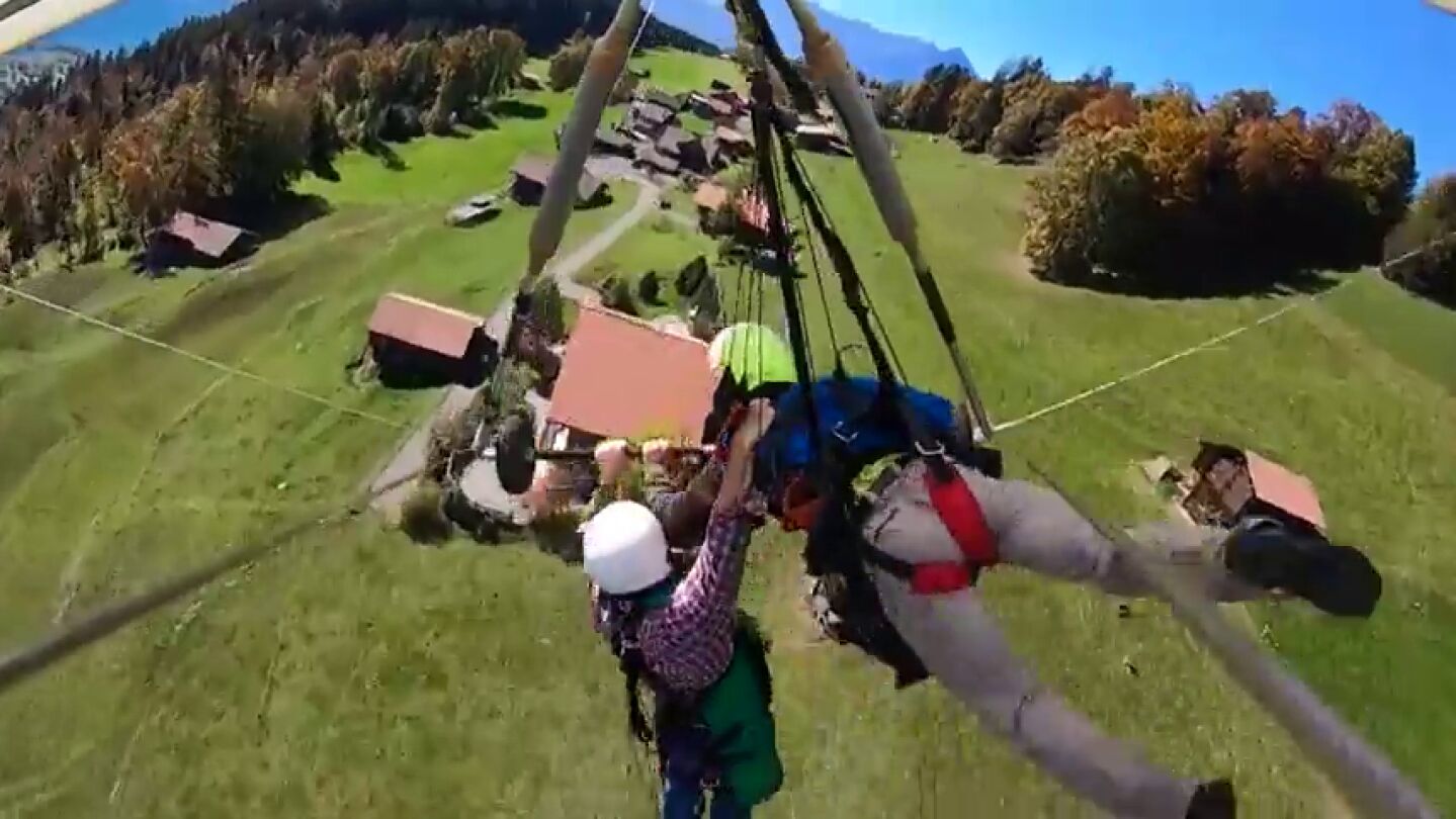El v&iacute;deo del angustioso vuelo de un turista en ala delta al descubrir que no iba atado 
