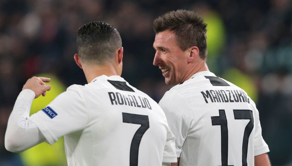 Cristiano y Mandzukic celebran un gol