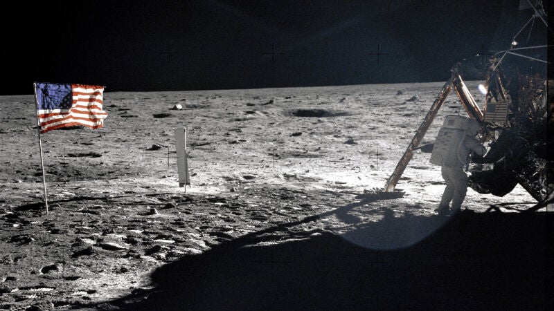 Rusia planea viajar a la Luna para comprobar si es verdad que llegó Estados Unidos