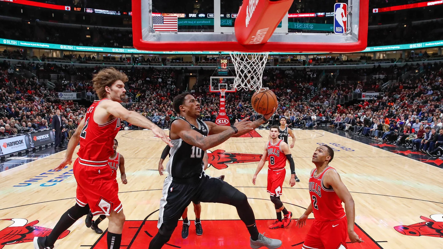 DeMar DeRozan entra a canasta ante la defensa de los Bulls DeMar DeRozan entra a canasta ante la defensa de los Bulls