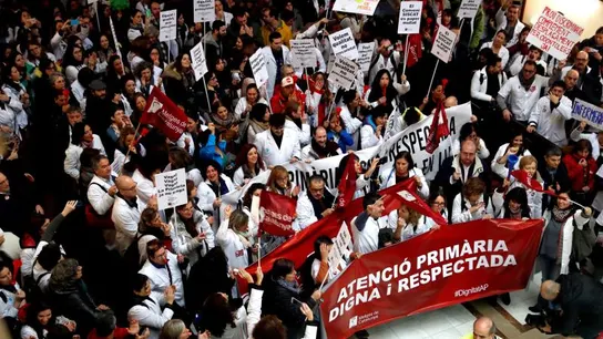 Decenas de médicos de atención primaria ocupan la sede del Institut Català de Salut (ICS) Decenas de médicos de atención primaria ocupan la sede del Institut Català de Salut (ICS)