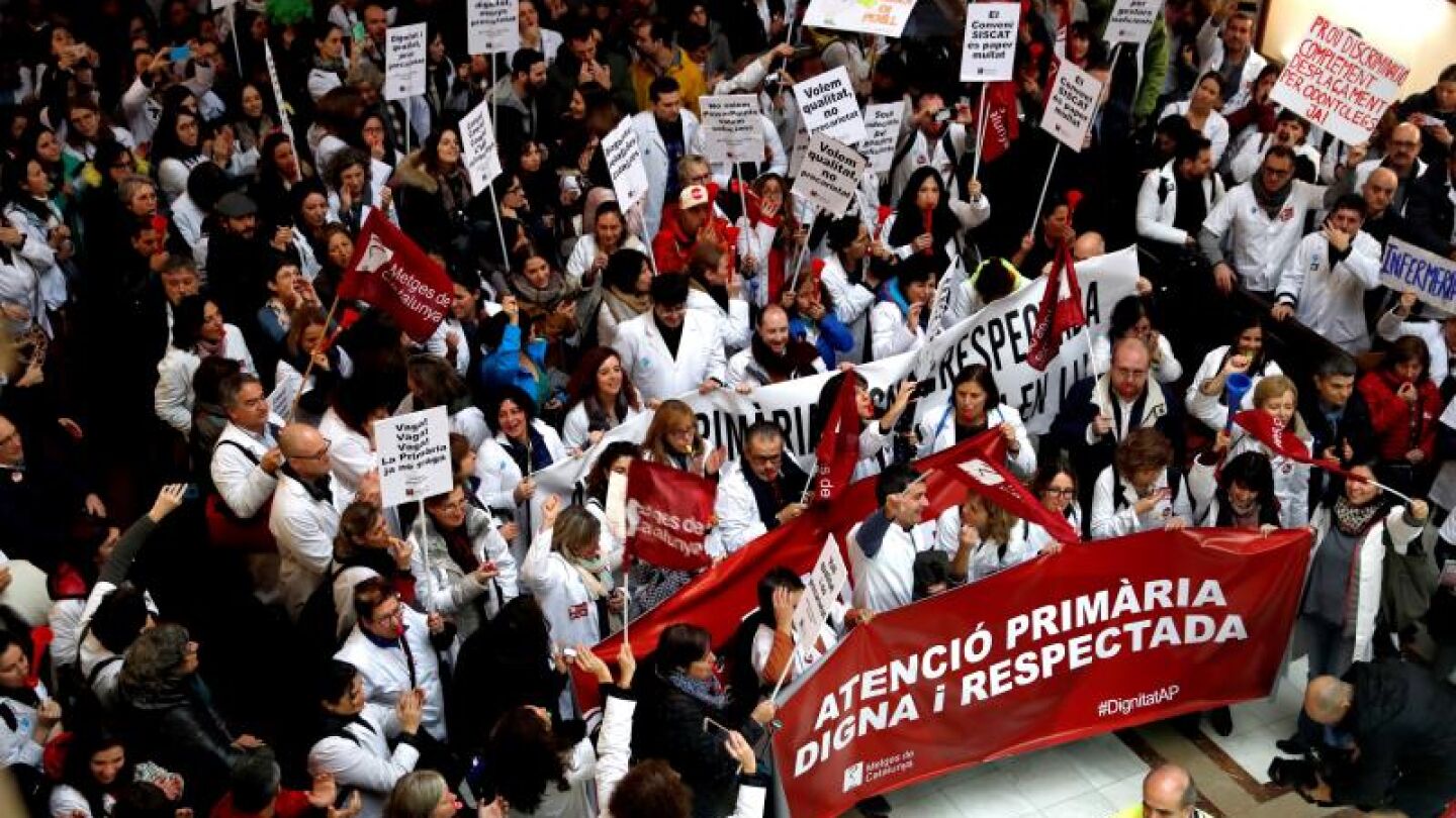 Decenas de m&eacute;dicos de atenci&oacute;n primaria ocupan la sede del Institut Catal&agrave; de Salut (ICS)