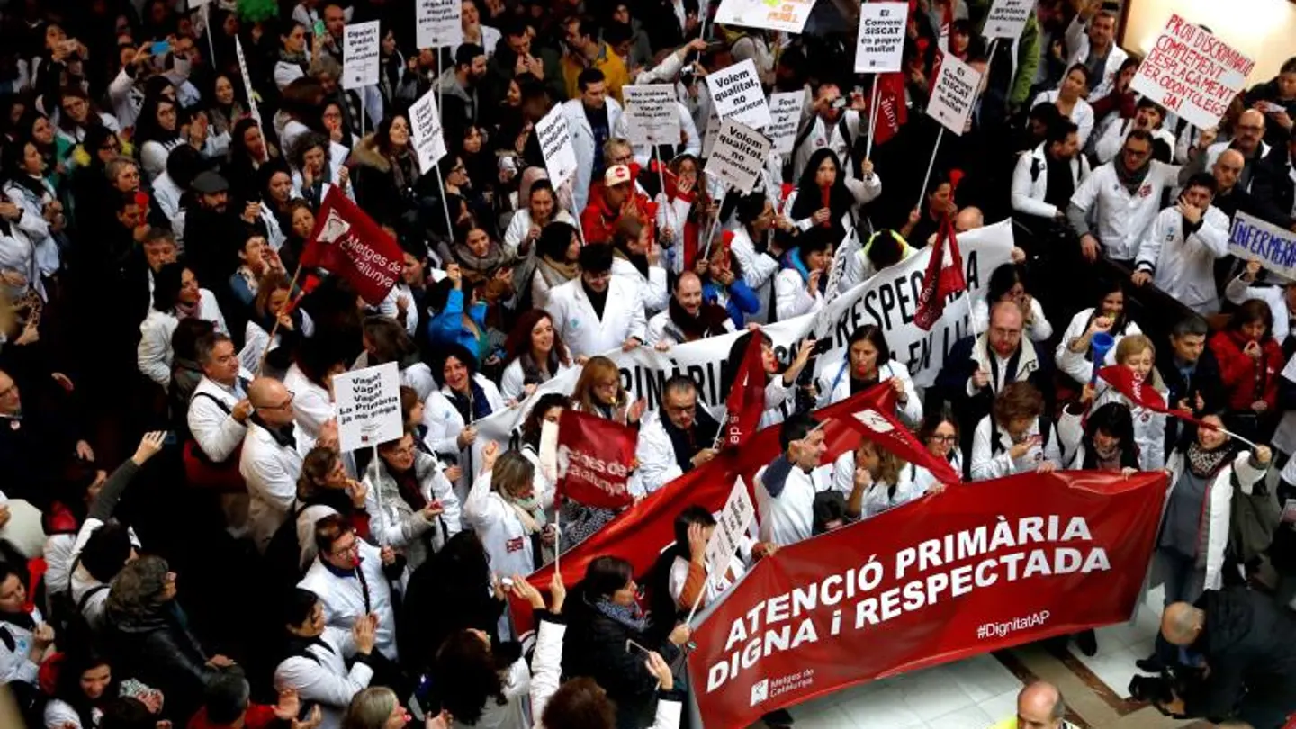 Decenas de médicos de atención primaria ocupan la sede del Institut Català de Salut (ICS) Decenas de médicos de atención primaria ocupan la sede del Institut Català de Salut (ICS)