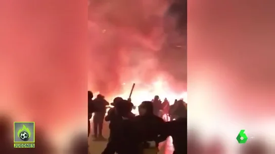 Los ultras vuelven a ser protagonistas en Grecia: brutal pelea entre radicales del AEK, Panathinaikos y Ajax Los ultras vuelven a ser protagonistas en Grecia: brutal pelea entre radicales del AEK, Panathinaikos y Ajax