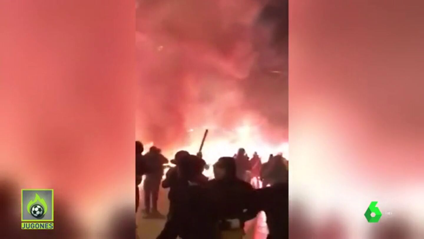 Los ultras vuelven a ser protagonistas en Grecia: brutal pelea entre radicales del AEK, Panathinaikos y Ajax