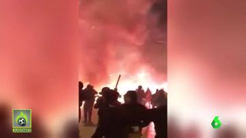 Los ultras vuelven a ser protagonistas en Grecia: brutal pelea entre radicales del AEK, Panathinaikos y Ajax