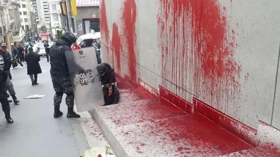 Maria Galindo siendo detenida tras la pintada de la fachada del Poder Ejecutivo de Bolivia Maria Galindo siendo detenida tras la pintada de la fachada del Poder Ejecutivo de Bolivia