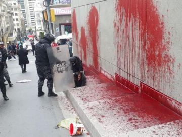 Maria Galindo siendo detenida tras la pintada de la fachada del Poder Ejecutivo de Bolivia Maria Galindo siendo detenida tras la pintada de la fachada del Poder Ejecutivo de Bolivia