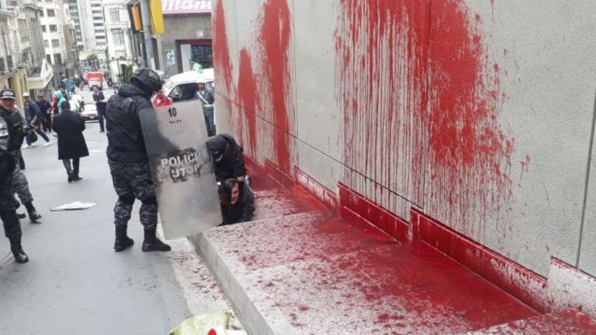 Maria Galindo siendo detenida tras la pintada de la fachada del Poder Ejecutivo de Bolivia