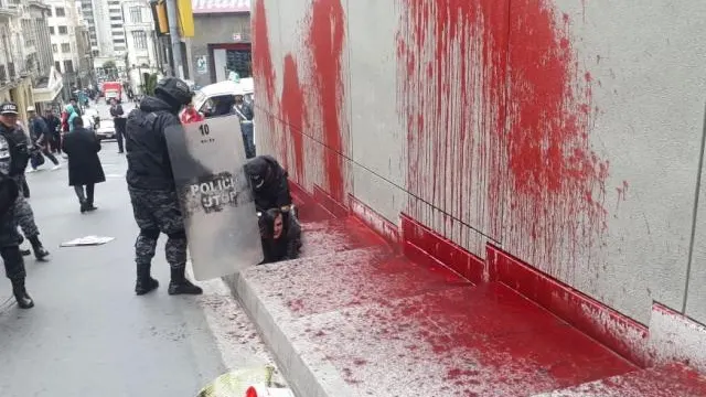 Maria Galindo siendo detenida tras la pintada de la fachada del Poder Ejecutivo de Bolivia