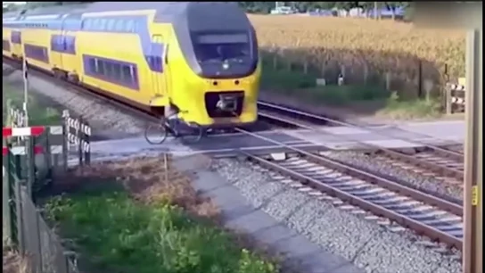 Un despiste casi mortal: un ciclista no es arrollado por centímetros Un despiste casi mortal: un ciclista no es arrollado por centímetros