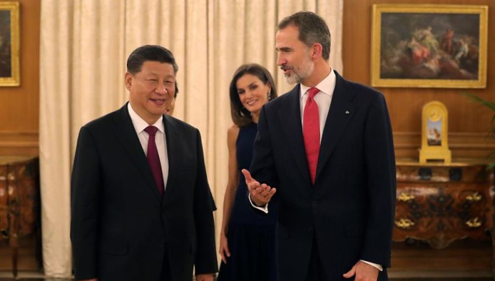 El rey Felipe, acompañado por la reina Letizia, y el presidente de China, Xi Jinping