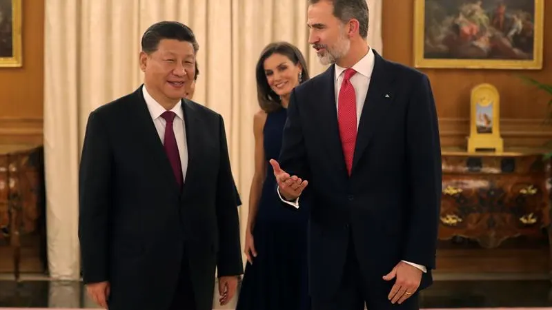 El rey Felipe, acompañado por la reina Letizia, y el presidente de China, Xi Jinping