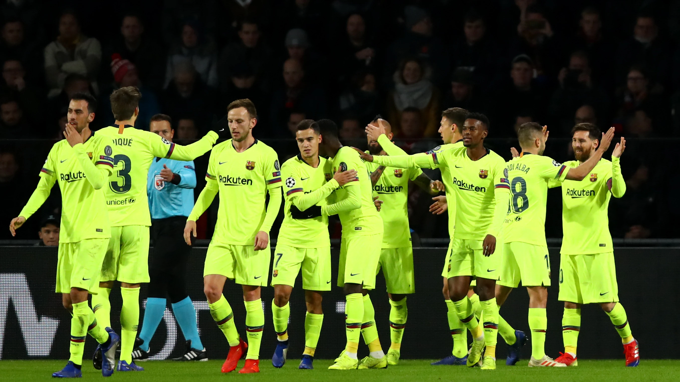 Los jugadores del Barcelona celebran un gol 