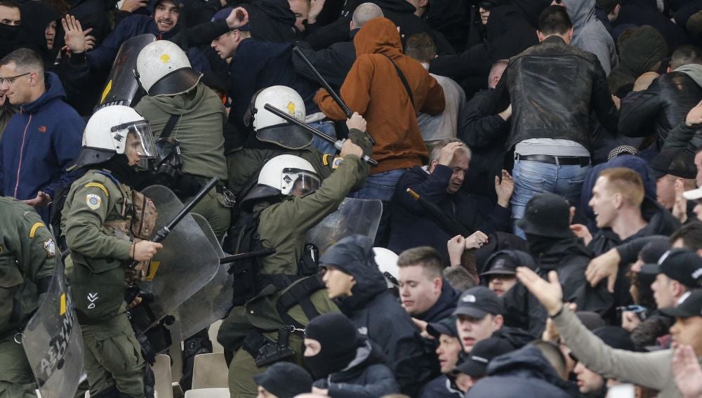 La Policía carga contra los hinchas holandeses en el Olímpico de Atenas