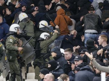 La Policía carga contra los hinchas holandeses en el Olímpico de Atenas La Policía carga contra los hinchas holandeses en el Olímpico de Atenas
