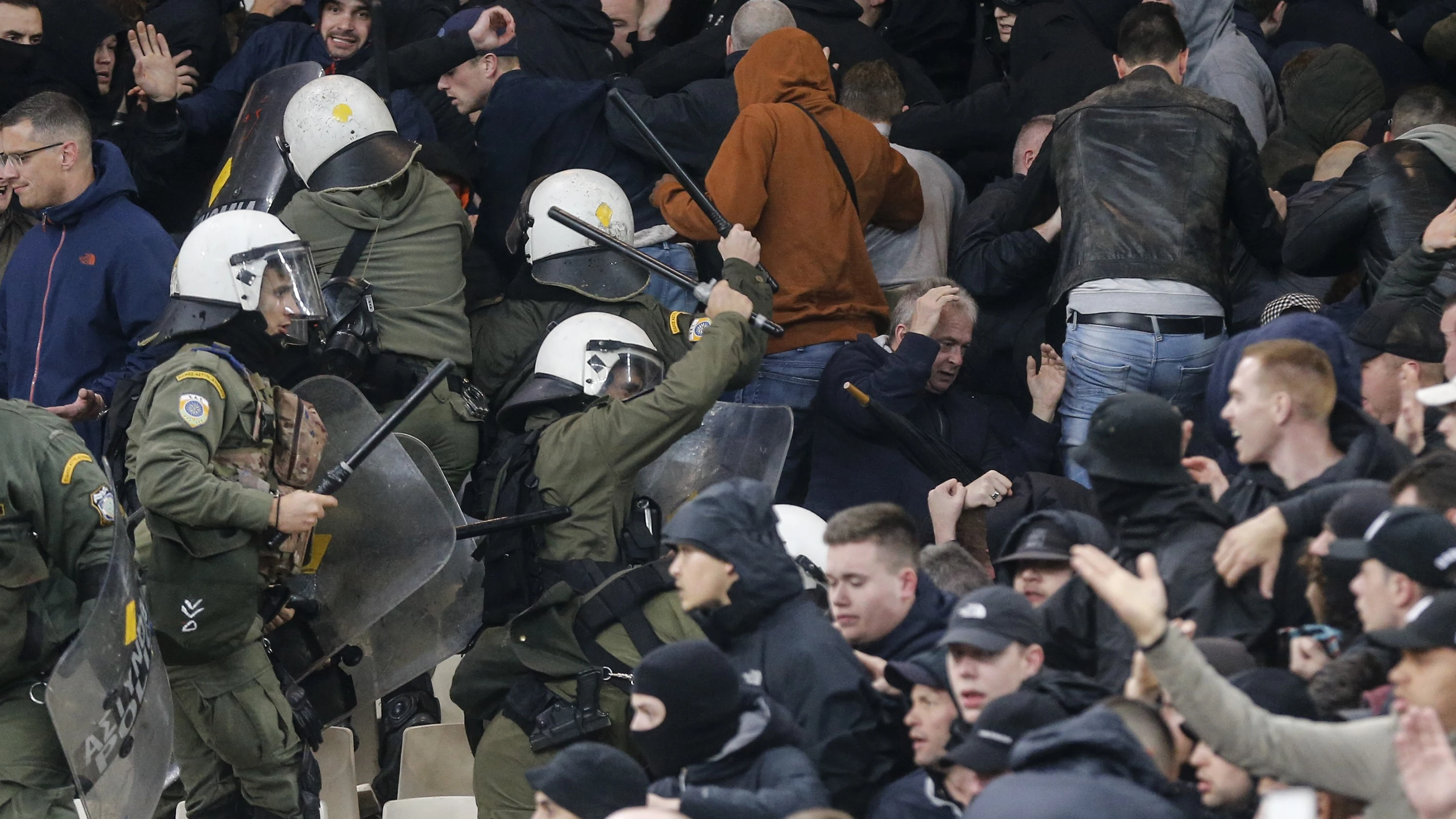 La Policía carga contra los hinchas holandeses en el Olímpico de Atenas