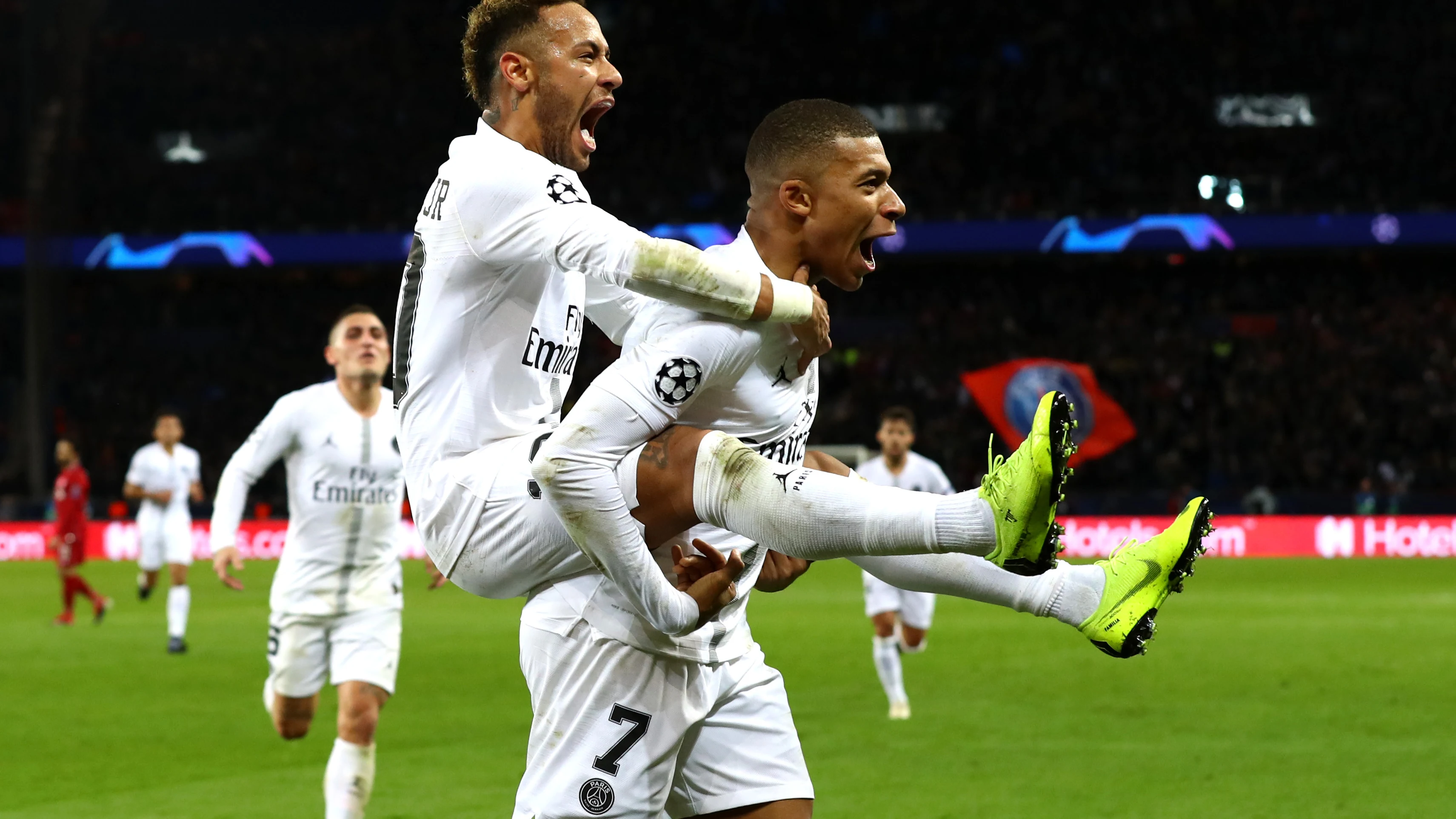 Neymar y Mbappé, eufóricos con el gol del PSG