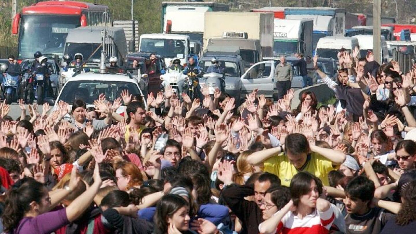 Estudiantes de la Universidad Aut&oacute;noma de Barcelona cortando el tr&aacute;fico a la altura de la localidad de Bellaterra