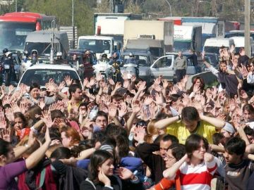 Estudiantes de la Universidad Autónoma de Barcelona cortando el tráfico a la altura de la localidad de Bellaterra Estudiantes de la Universidad Autónoma de Barcelona cortando el tráfico a la altura de la localidad de Bellaterra