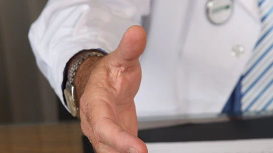 Médico en una consulta Médico en una consulta