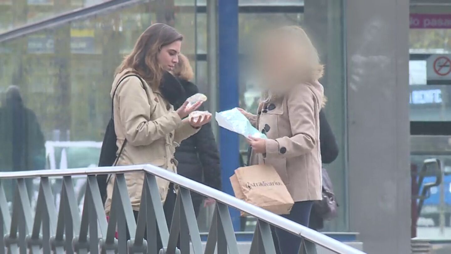 Implantes usados en el mercado negro: as&iacute; de f&aacute;cil compra una periodista de laSexta unas pr&oacute;tesis mamarias en la calle