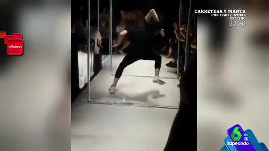 Esta es la aplaudida (y divertida) reacción de un modelo al tropezar en pleno desfile Esta es la aplaudida (y divertida) reacción de un modelo al tropezar en pleno desfile