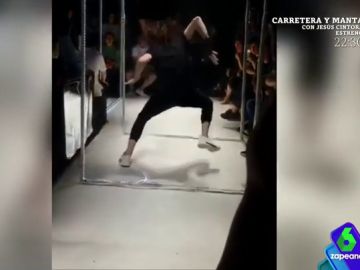 Esta es la aplaudida (y divertida) reacción de un modelo al tropezar en pleno desfile Esta es la aplaudida (y divertida) reacción de un modelo al tropezar en pleno desfile