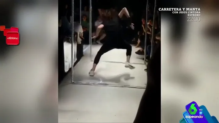 Esta es la aplaudida (y divertida) reacción de un modelo al tropezar en pleno desfile Esta es la aplaudida (y divertida) reacción de un modelo al tropezar en pleno desfile