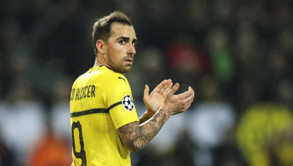 Paco Alcácer aplaude una acción del Borussia Dortmund