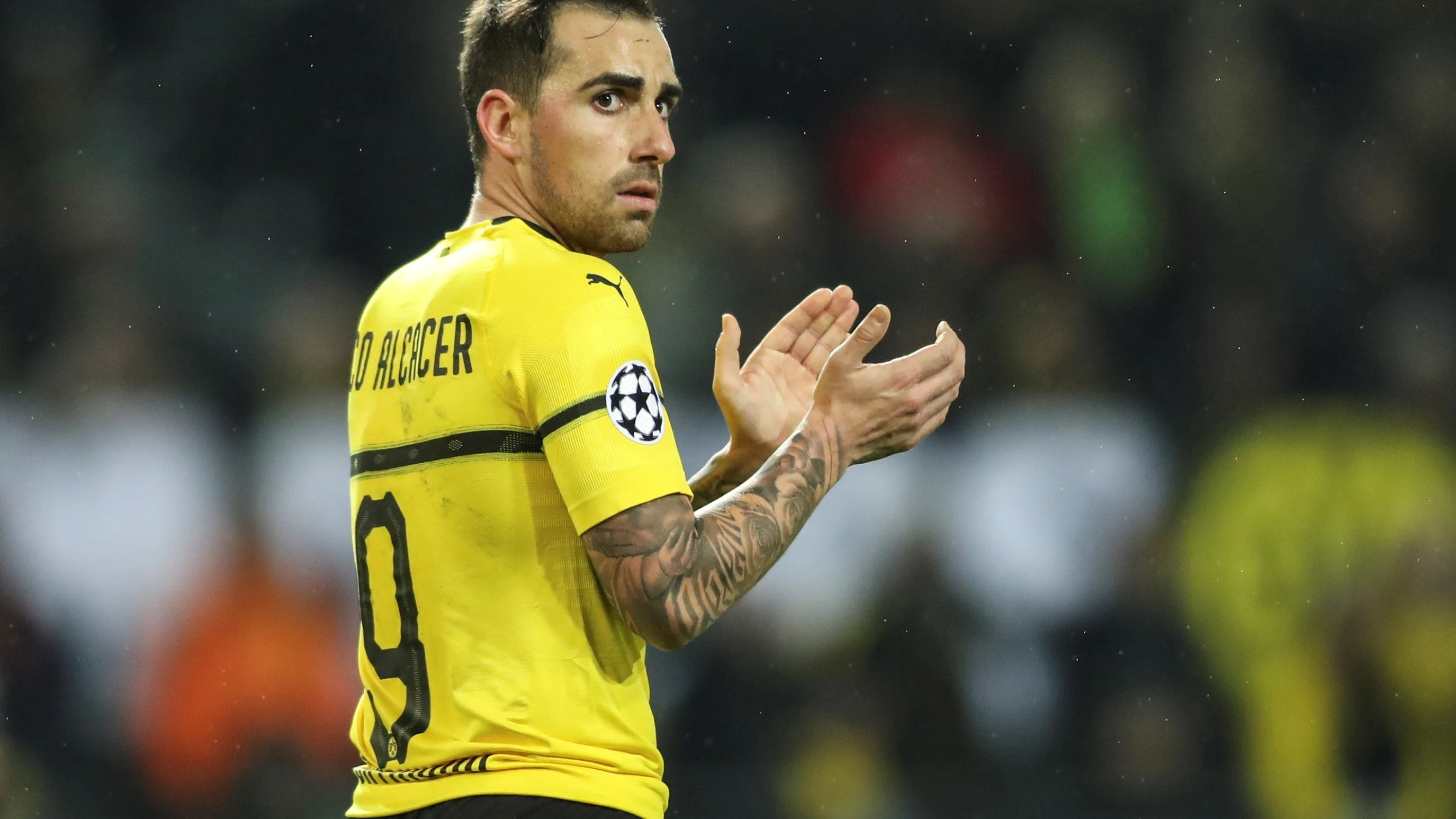 Paco Alcácer aplaude una acción del Borussia Dortmund