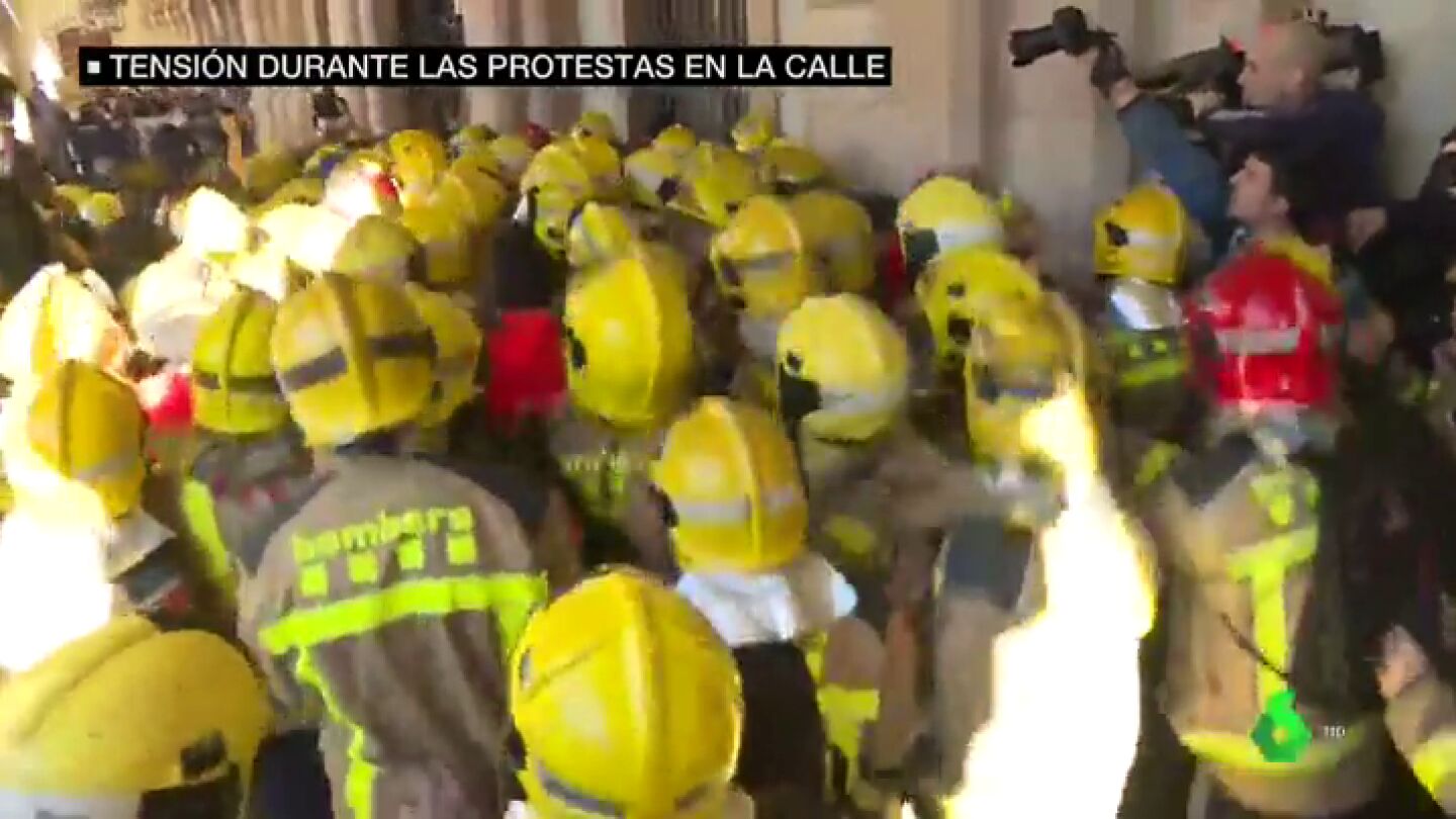 Momentos de tensi&oacute;n en la protesta de bomberos, estudiantes, profesores y m&eacute;dicos ante el Parlament de Catalu&ntilde;a