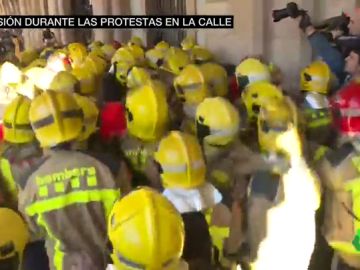 Momentos de tensión en la protesta de bomberos, estudiantes, profesores y médicos ante el Parlament de Cataluña Momentos de tensión en la protesta de bomberos, estudiantes, profesores y médicos ante el Parlament de Cataluña