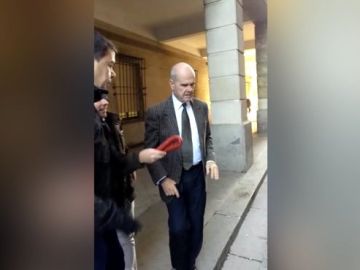 Militantes de Vox zarandean chorizos ante los acusados en el juicio de los ERE Militantes de Vox zarandean chorizos ante los acusados en el juicio de los ERE