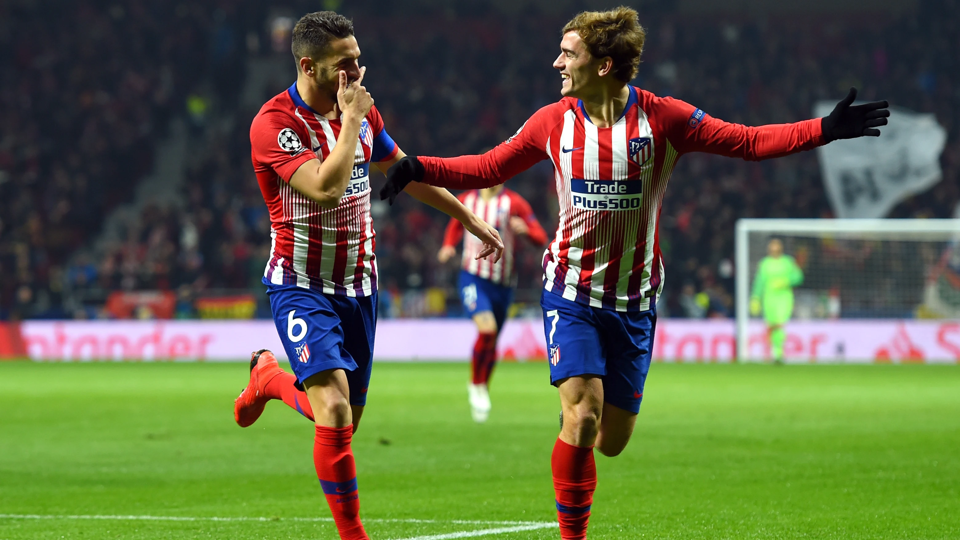 Koke y Griezmann celebran un gol del francés en el Metropolitano