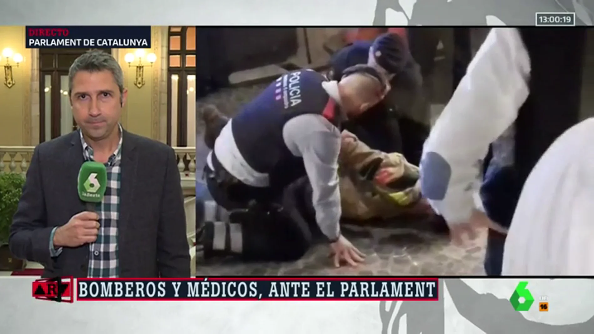 Los Mossos inmovilizan a un bombero que se manifestaba a las puertas del Parlament de Cataluña 
