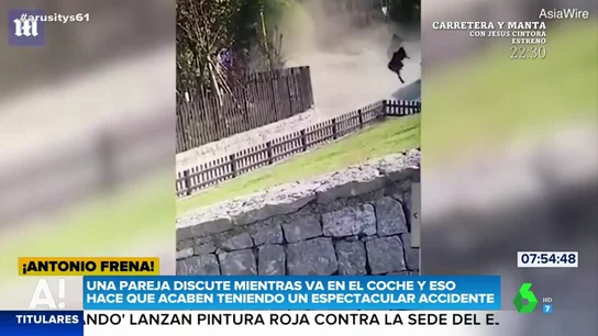 El espectacular accidente en el que el conductor sale volando por los aires El espectacular accidente en el que el conductor sale volando por los aires