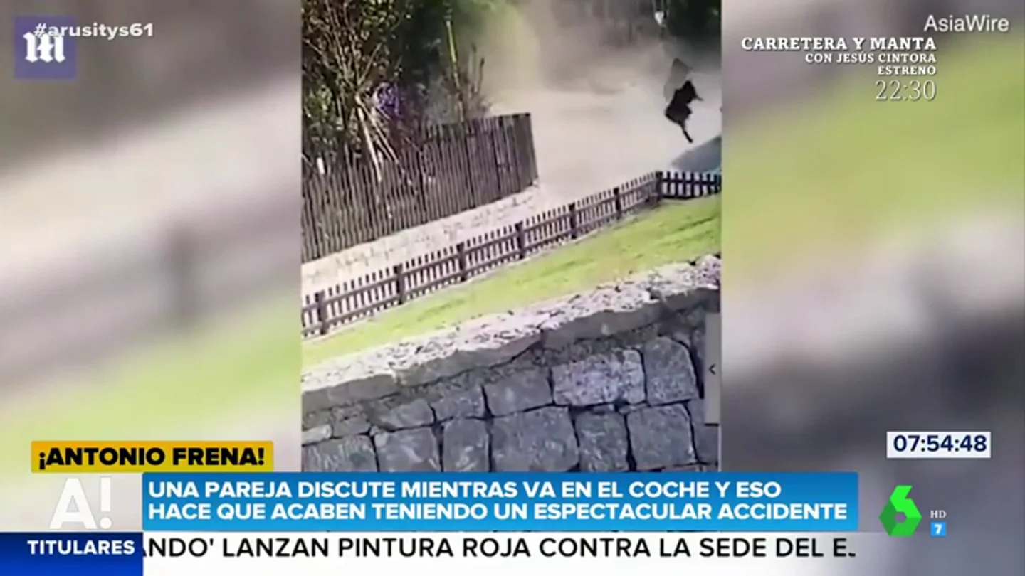 El espectacular accidente en el que el conductor sale volando por los aires El espectacular accidente en el que el conductor sale volando por los aires