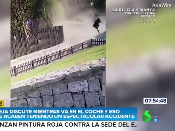 El espectacular accidente en el que el conductor sale volando por los aires El espectacular accidente en el que el conductor sale volando por los aires