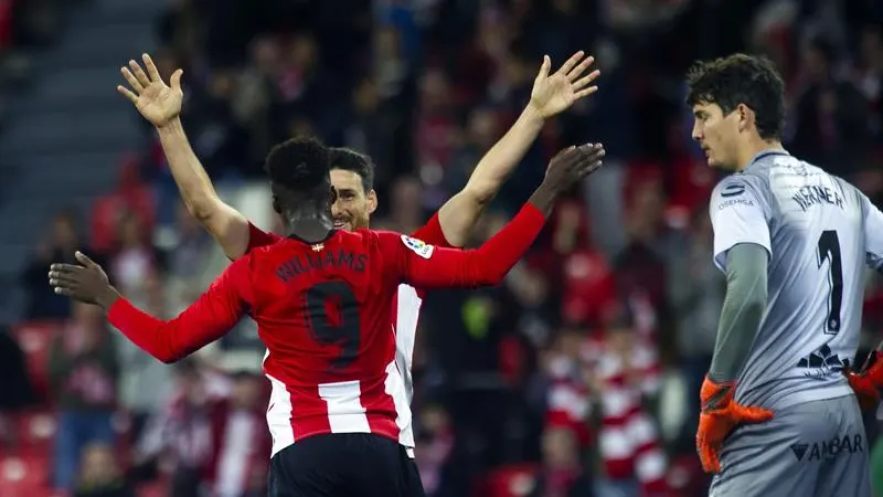 Aduriz y William celebran un gol